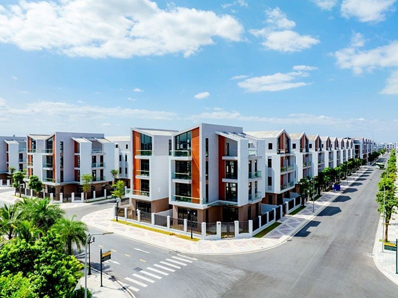 Dãy shophouse hiện đại tại Vinhomes Ocean Park 3 với thiết kế thông tầng và mặt tiền rộng